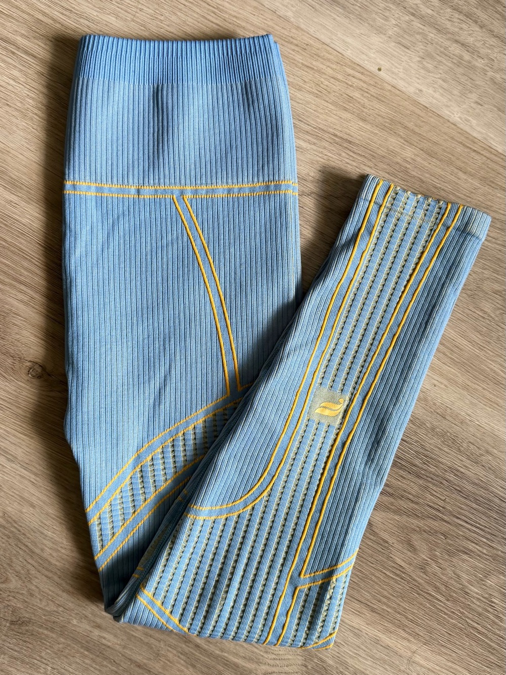 NWOT Fabletics Blue & Yellow Seamless High-Waisted Compression Leggings - Size S